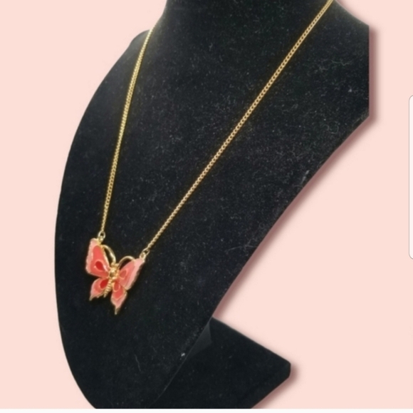 MODE ART VINTAGE PINK ENAMEL & GOLDTONE BUTTERFLY PENDANT NECKLACE - Picture 3 of 5